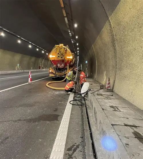 江南隧道排水渠清淤